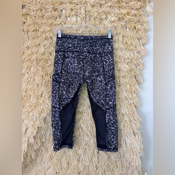 Lululemon✨Outrun 17" Crop Pockets Reflective Mesh✨Mini Cinder Lace White Black✨4 - Picture 11 of 16
